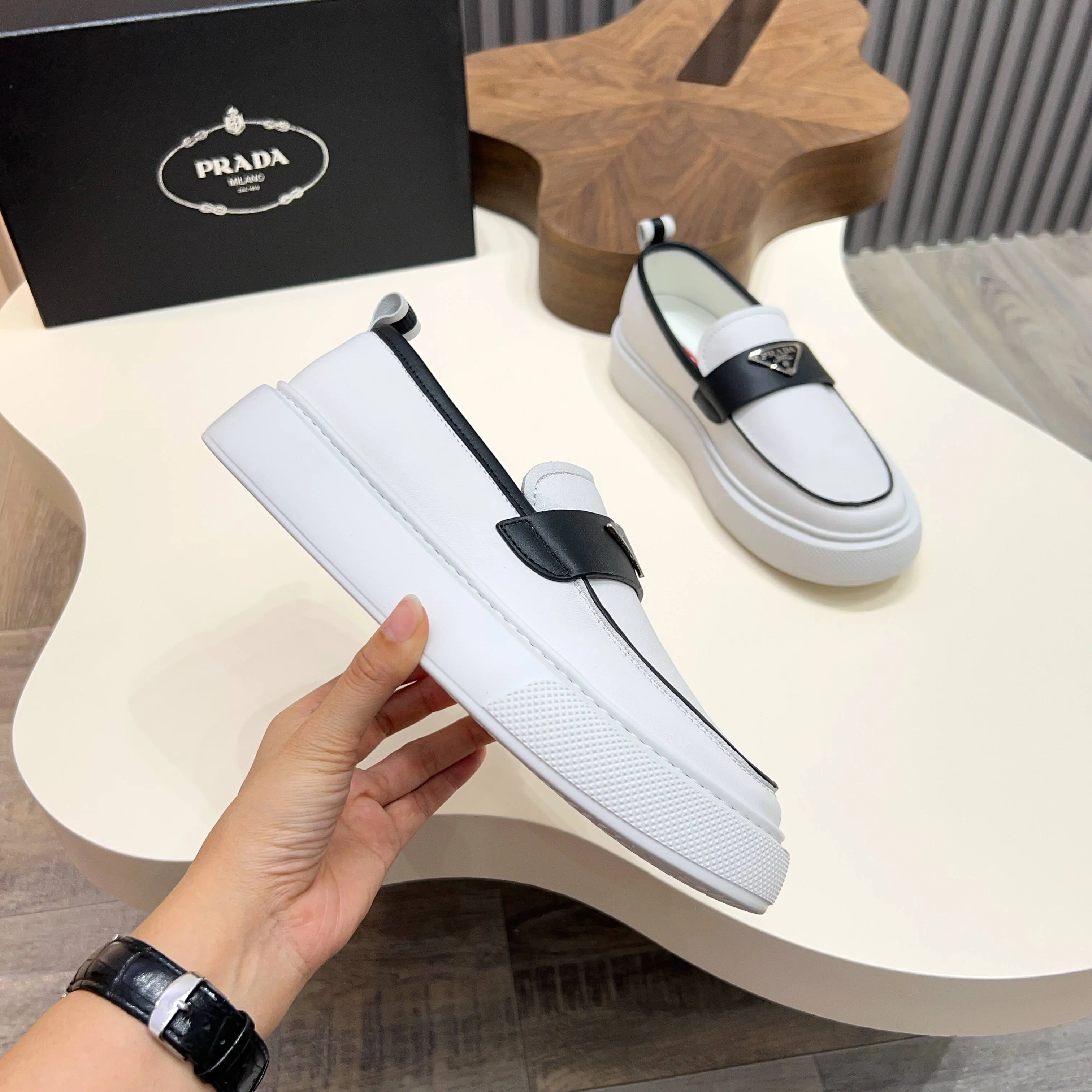 💰740 Thick-soled trendy brand (Prada) mainly promotes popular models, avant-garde and versatile fashionable men's shoes, private version molding, cowhide splicing 1:1 replica... fashionable, simple, elegant, more eye-catching and more classy, ​​it will subvert the old idea, a must-have for fashionistas who want to spend time with you! Must keep it! Tall and comfortable outsole, high-end quality workmanship. @ Code number: 39-44 38 45 can be ordered. Multiple colors are available.